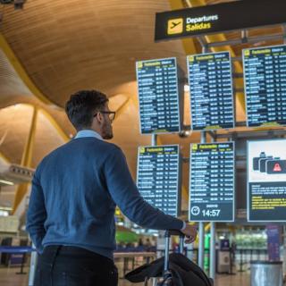 Vuoi essere pagato entro 48 ore se il tuo volo è in ritardo e ricevere assistenza immediata se smarriscono il bagaglio?